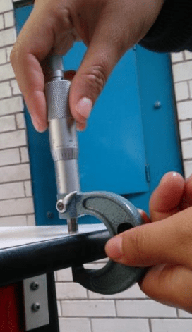 sujeción de micrómetro en vertical